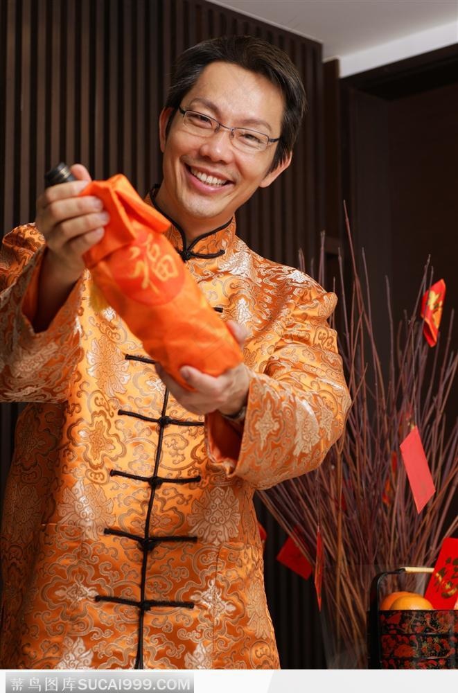 拿着酒的男人