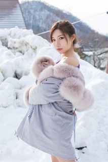 站在雪中的高清清纯美女图片