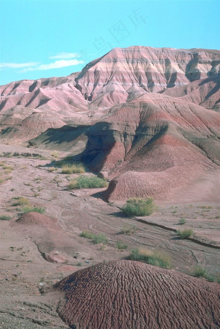 蓝天下光秃秃的山脉