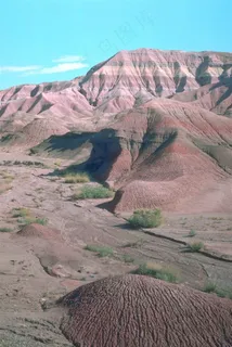 蓝天下光秃秃的山脉