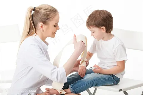 美丽的女性医生给儿童包扎高清图片 美丽的女性医生给儿童包扎高清图片