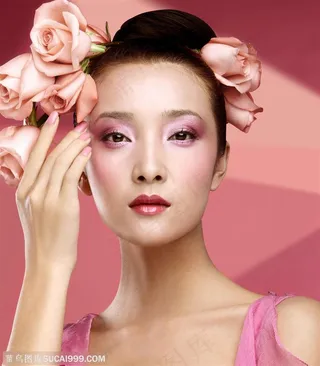 女性脸部特写-桃红色彩妆头插粉色玫瑰的高贵女性正面特写