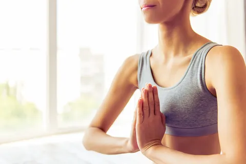 浅粉色淡雅美女瑜伽