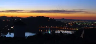 傍晚城市灯光夜景航拍图