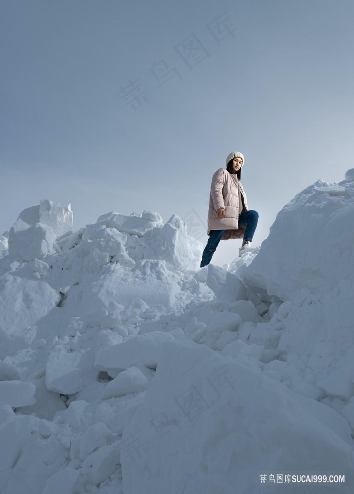 登雪山的美女图片
