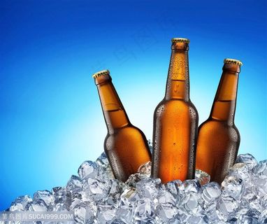 三瓶冰块里的冰啤酒图片