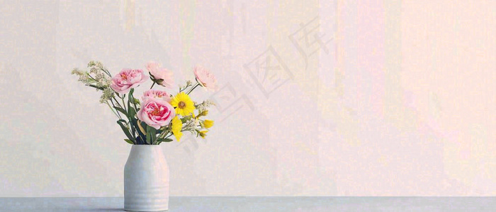 简约的墙面前有一瓶鲜花花束绿植，鲜艳清新新鲜室内装饰摄影图(1680x720)