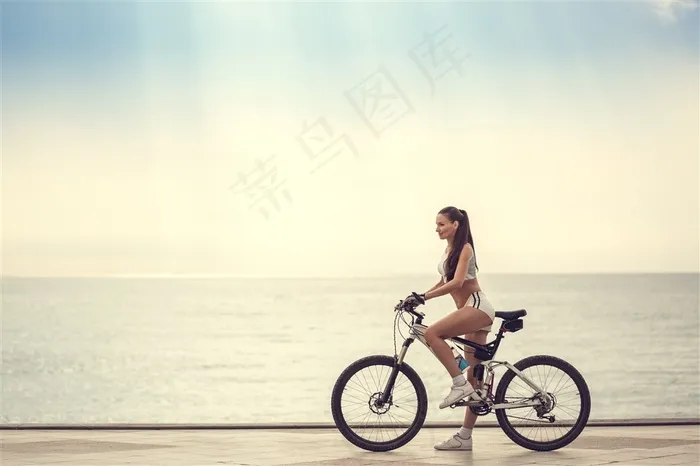 夕阳下骑自行车的美女