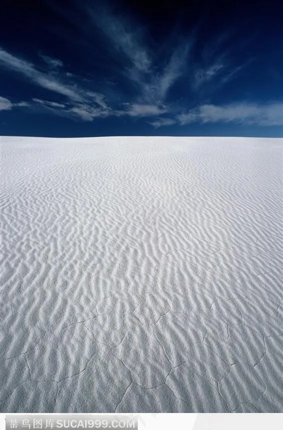 蓝天下的干枯的沙漠