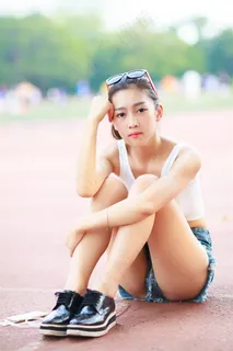 校园长发牛仔短裤美女写真图 校园长发牛仔短裤美女写真图