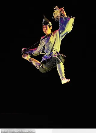 舞台上跳舞的人