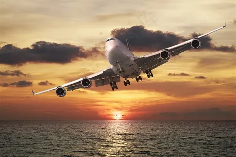 夕阳下在空中的大型客机