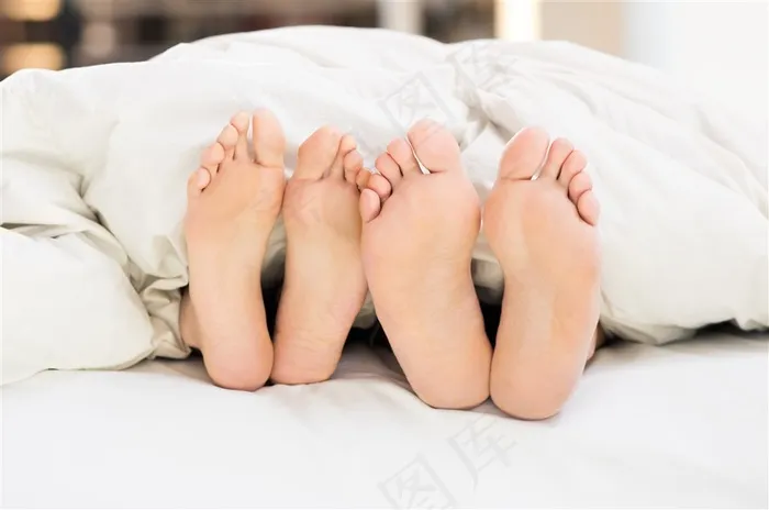恋人只露出脚的高清图片