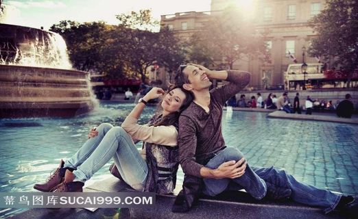 喷泉水池旁的欧美年轻情侣