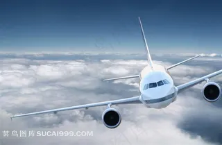 在空中翱翔的飞机