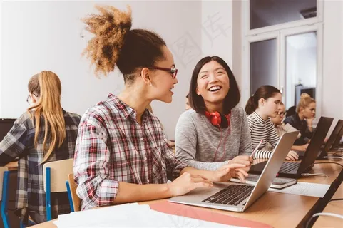 在一起学习的学生图片
