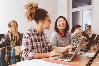 在一起学习的学生图片