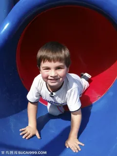 外国儿童-游乐场玩耍的儿童特写