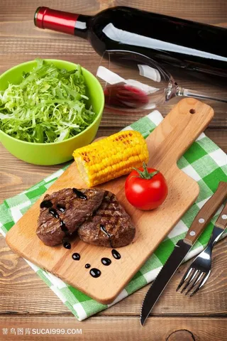 黑椒蔬菜玉米和红酒西餐图片