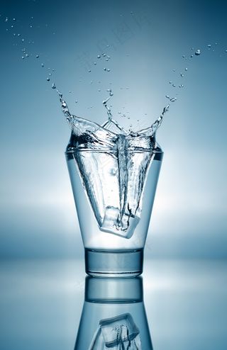 玻璃杯伏特加冰块图片