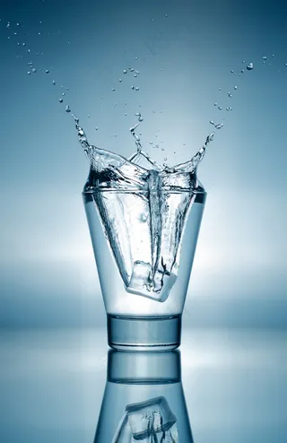 玻璃杯伏特加冰块图片