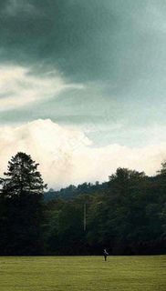 天空白云下的草坪放风筝，简约踏青春天摄影图