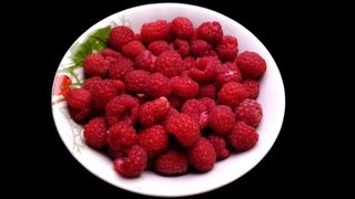 一碗新鲜野草莓图片