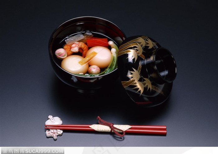 一只黑色印花盖碗里的滋补汤