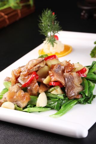 老妈菜梗炒鱼干 (2)