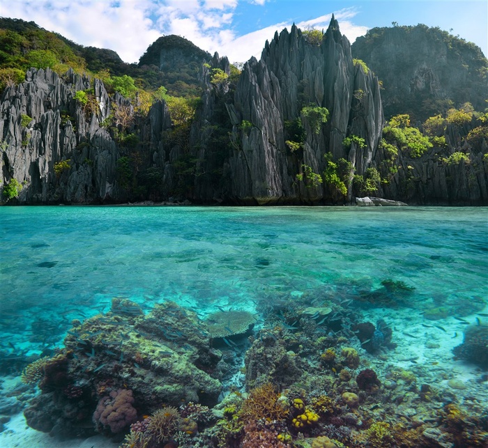 清澈见底的海水与岛屿