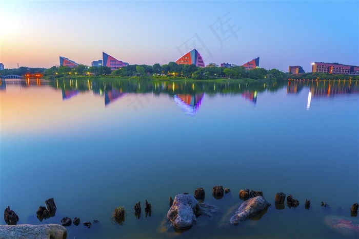 城市中的湖畔美景摄影图片