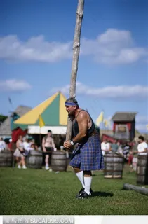 扛着棍子的大力士