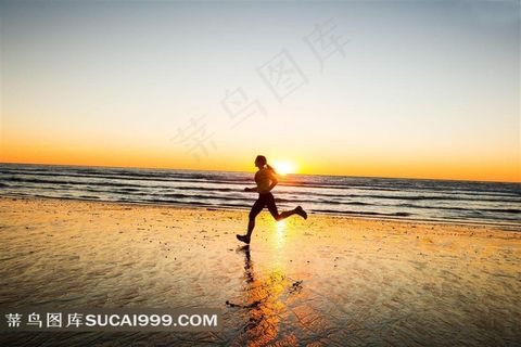 海边跑步的女士高清图片