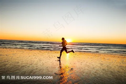 海边跑步的女士高清图片