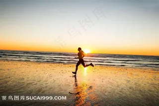 海边跑步的女士高清图片