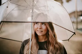 撑伞美女头像图片