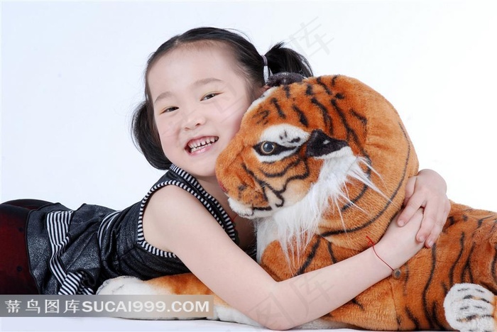 抱老虎玩偶的可爱小女孩