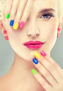 彩色美甲的美女大图 彩色美甲的美女大图