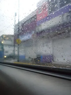 车窗玻璃水珠背景图片 车窗玻璃水珠背景图片