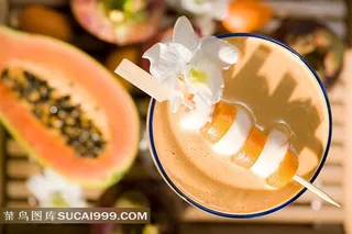 春夏浪漫唯美阳光下的新鲜木瓜水果果汁和鲜花高清摄影