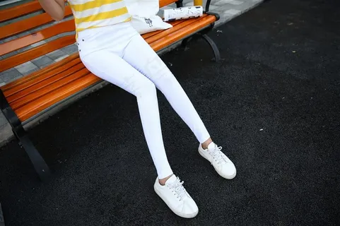 紧身白裤女模特摄影特写