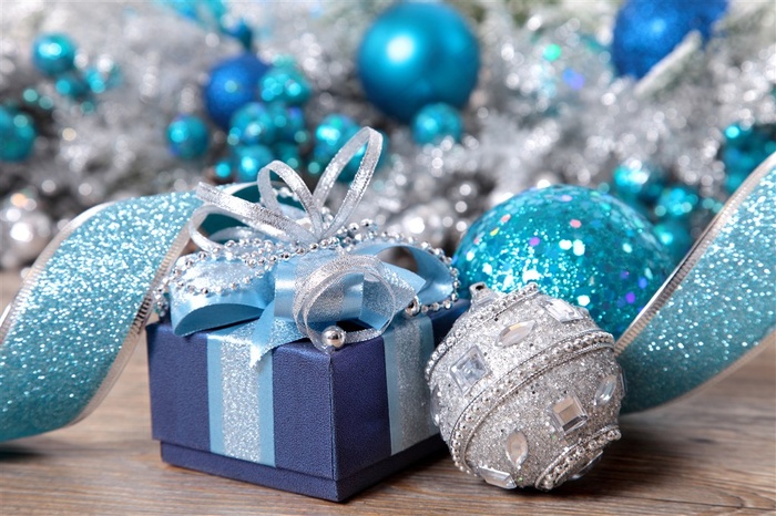 蓝色的礼物盒和小球高清图片