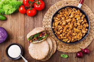 一个汉堡和一锅肉