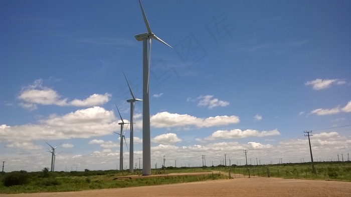 蓝天下美丽风车图片