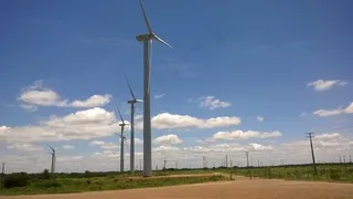 蓝天下美丽风车图片