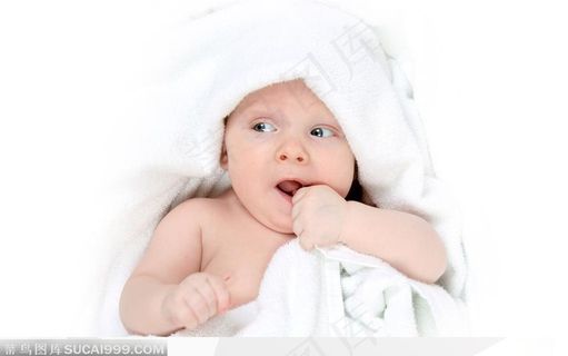 围着浴巾的婴儿小宝贝