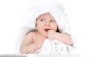 围着浴巾的婴儿小宝贝