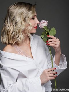 闻花香性感诱惑美女人体图片