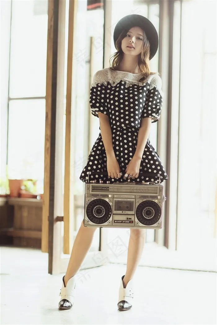 手提收音机的时尚女孩写真