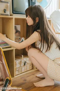 蹲在地上找书的*清纯女生图片 蹲在地上找书的*清纯女生图片